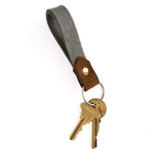 Vildist võtmehoidja nahast detailiga